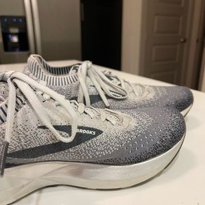 Brooks Tennis Shoes Size 9